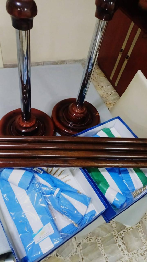 Banderas argentinas de ceremonia con sus astas, tahalíes y mástiles, listas para entregar a la Escuela N.º 797 de Isla Soto