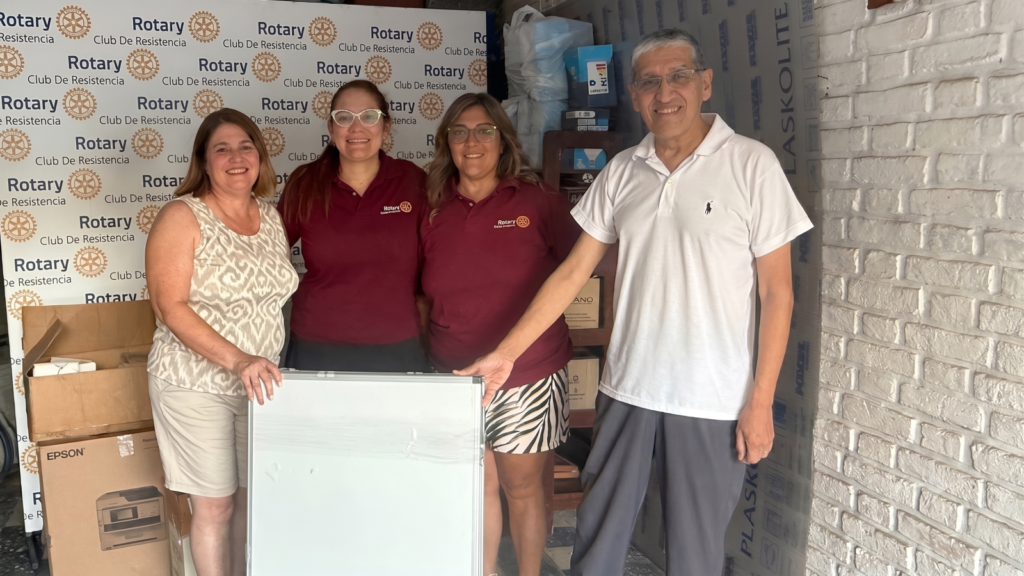 Socios de Rotary Club Resistencia preparando la donación para la escuela de Isla Soto: pizarra blanca, impresora y cajas de materiales